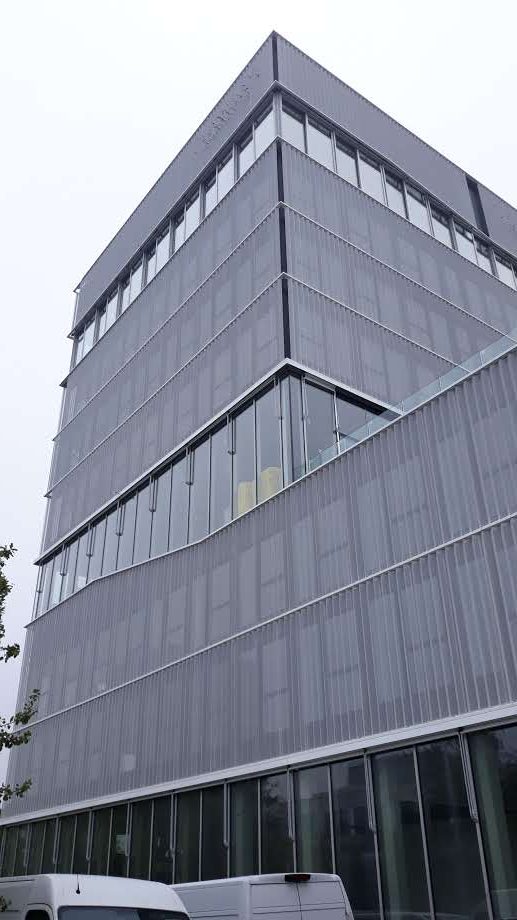 Vue en contre-plongée du bâtiment de la MBA Mutuelle de Rennes habillée de résille perforée posée par les Ateliers David