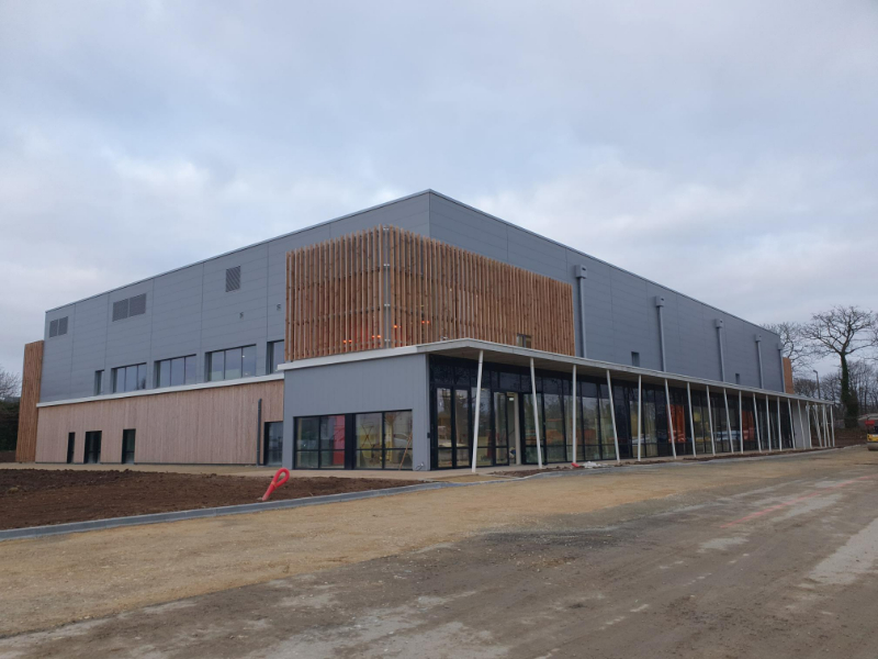 Nouveau bâtiment omnisport, auvent avec poteaux métalliques inclinés, à Rosporden (29)