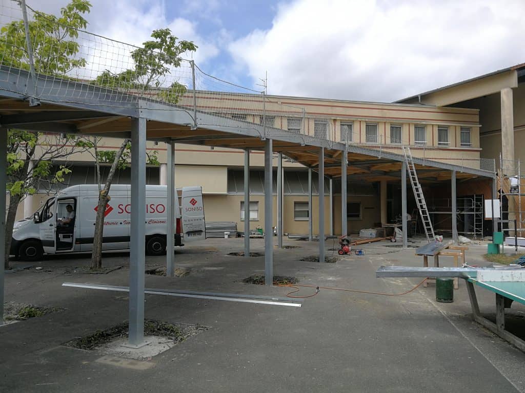 Plan sur la passerelle dont la métallerie a été réalisée par les Ateliers David au Lycée La Herdrie à Basse-Goulaine (44)