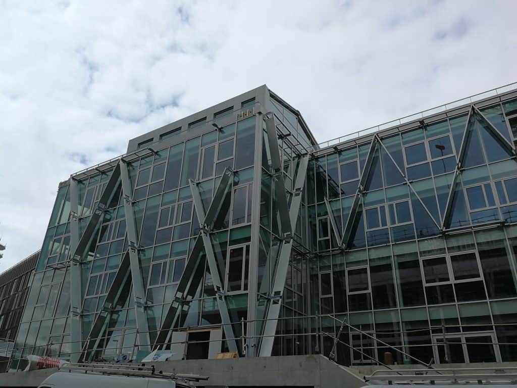 Vue en contreplongée des brises-soleil montés sur la façade du bâtiment Berkeley par les Ateliers David