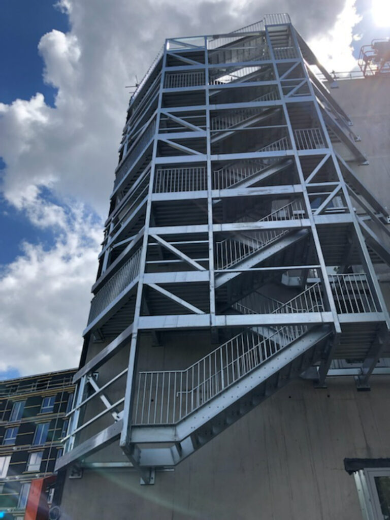 Cage d'escaliers métallique du bâtiment pour le projet MOVIES à Cesson-Sévigné