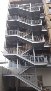 L'escalier monumental conçu et posé par les Ateliers David pour le nouveau siège social de OUI CARE